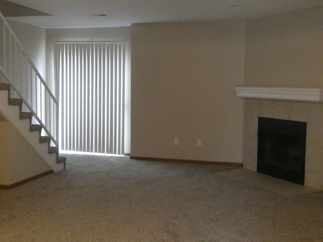 Building Photo - MOVE IN SPECIAL - 1/2 MONTH'S RENT FREE 3 BD 2.5 BA Duplex