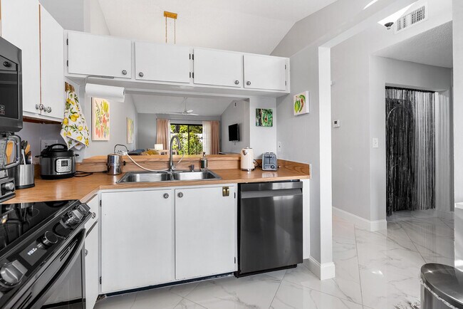 Building Photo - 3068 S Oakland Forest Dr