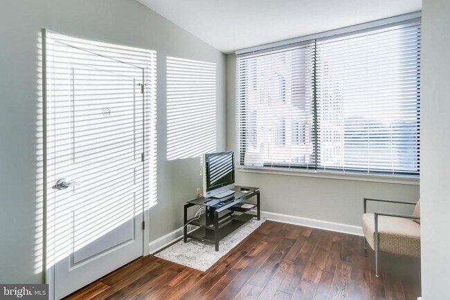 Building Photo - 2451 Midtown Ave