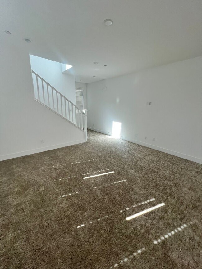 Building Photo - Camarillo - Newer 4 bedroom, 3.5 home