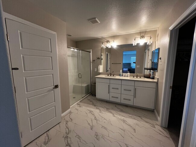 Building Photo - 10147 W Meranto Ave