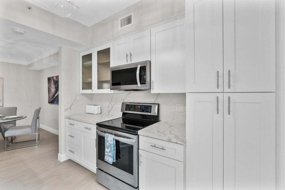 Building Photo - 2030 Alta Meadows Ln