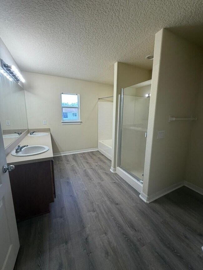 Building Photo - Updated 3 bed 2.5 bath Townhome