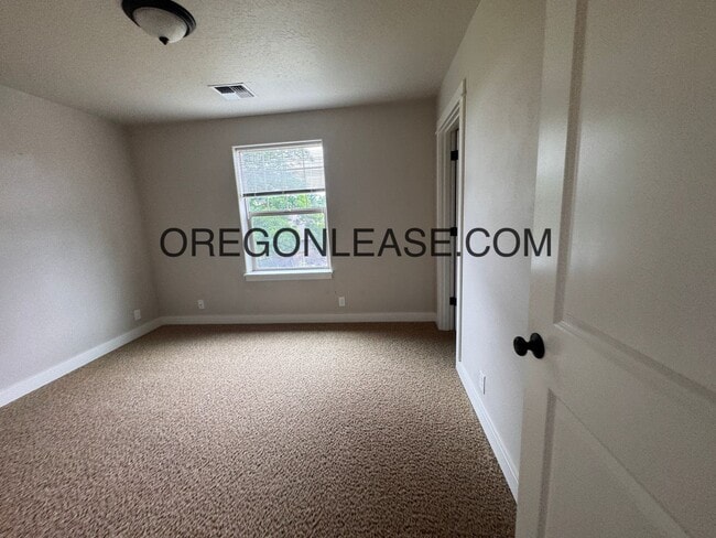 Building Photo - 4 Bedroom / 2 Bath – 1,899 Sq Ft Springfie...
