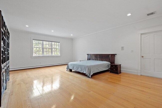 Building Photo - 451 Wellesley St