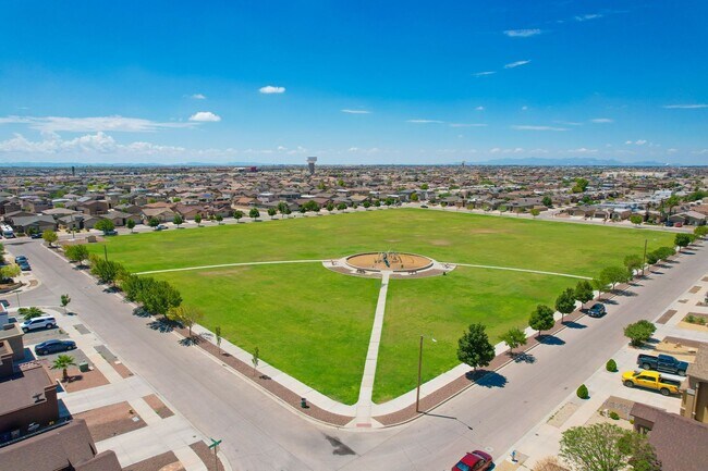 Building Photo - Beautiful East side House 3 bed-2.5 baths in front of Park