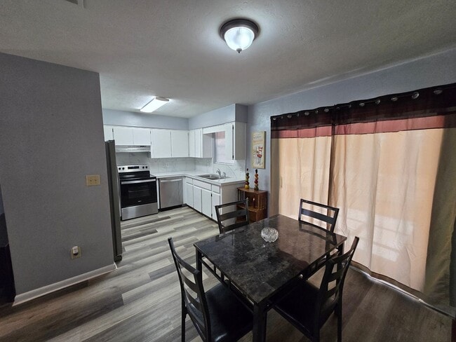 Building Photo - 3/2- Adorable home in Northwood Pines