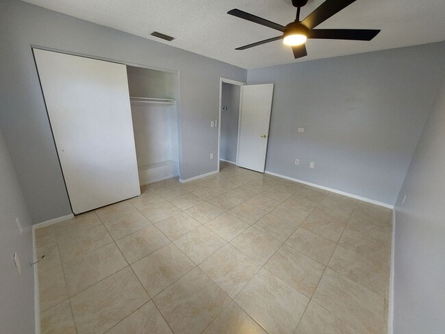 Building Photo - Adorable and Comfortable Sarasota Duplex! **Housing Choice Vouchers accepted**