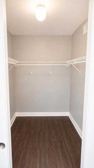 Building Photo - 1561 E Chivalry Ct