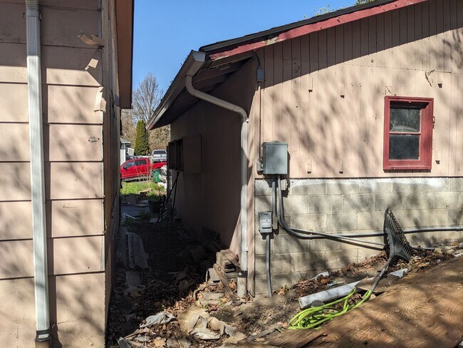 Building Photo - Cherry St Duplex