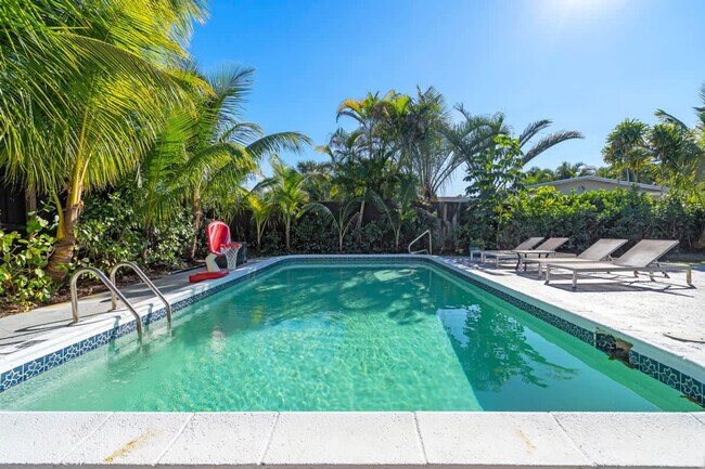 Building Photo - 714 NE 17th Ct