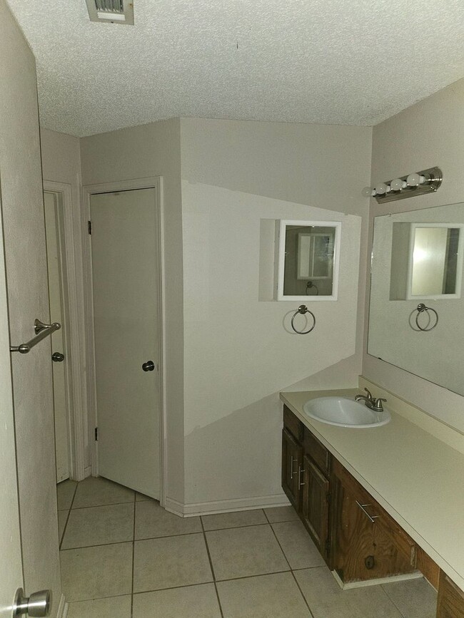 Building Photo - 115 Burnley Dr