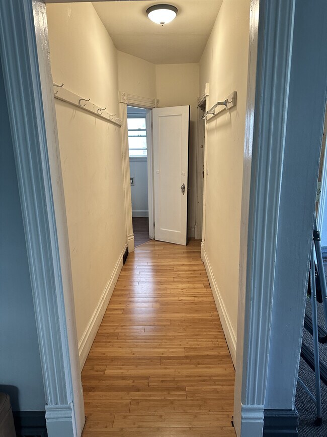 Building Photo - 1608 Main St