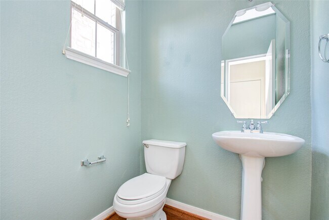 Building Photo - 16110 Limestone Lake Dr