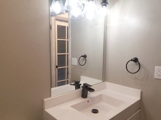 Building Photo - 510 S Phillippi St