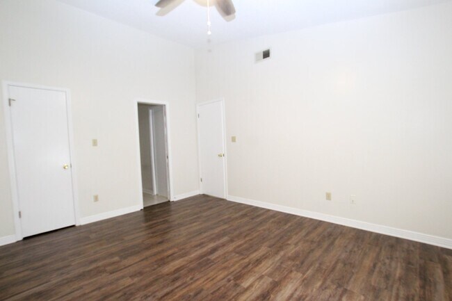 Building Photo - Spacious 2BR Apartment Near UWF! Water, Se...