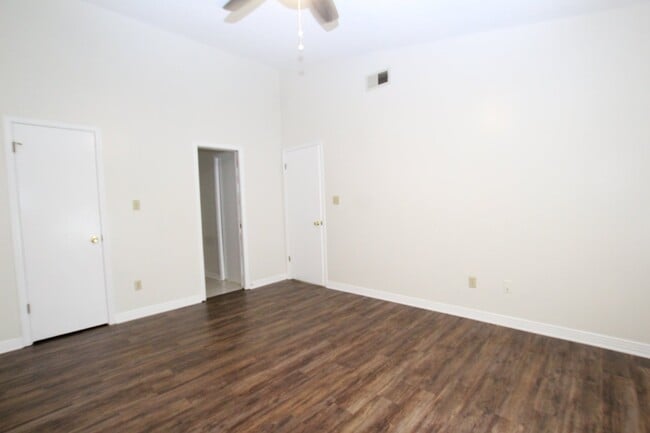 Building Photo - Updated 2-Bedroom Apartment in North Pensacola Near UWF & I-10 | High Ceilings, Fireplace, Utilit...