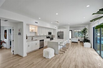 Building Photo - 180 SW 38th Ct