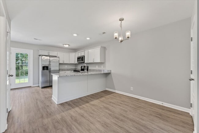 Building Photo - The Stowe Court Dog Friendly Condo for rent!