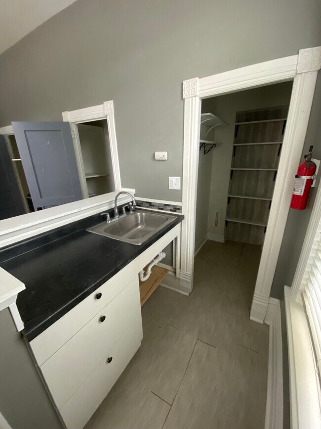 Building Photo - 1941 Madison St