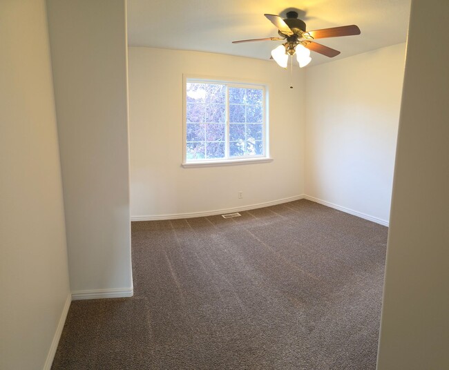 Building Photo - LEASE TAKEOVER - 3 Bed, 1.5 bath townhome available in the Vallinda Community