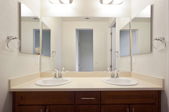 Building Photo - New and modern 2 bedroom townhome just ste...