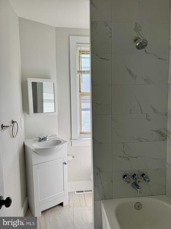 Building Photo - 6308 N Lambert St