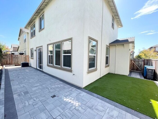 Building Photo - Beautiful 4 Bed 3 Bath Home in W Section Rohnert Park- $3,800 per month!