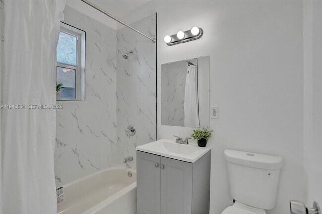 Building Photo - 2160 Bay Dr