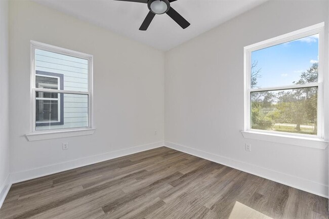 Building Photo - 855 S Victory Dr