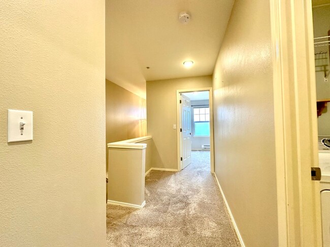 Building Photo - 2Bd/2.25Ba Mukilteo Condo