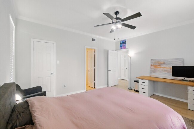 Building Photo - 2255 Braeswood Park Dr
