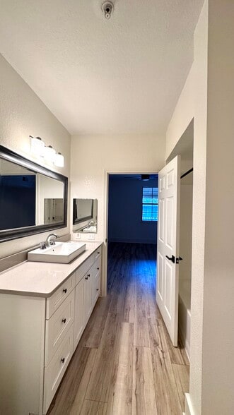 Building Photo - 911 N Orange Ave