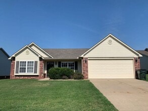 Building Photo - Delightful split-bedroom floor plan with spacious rooms throughout.