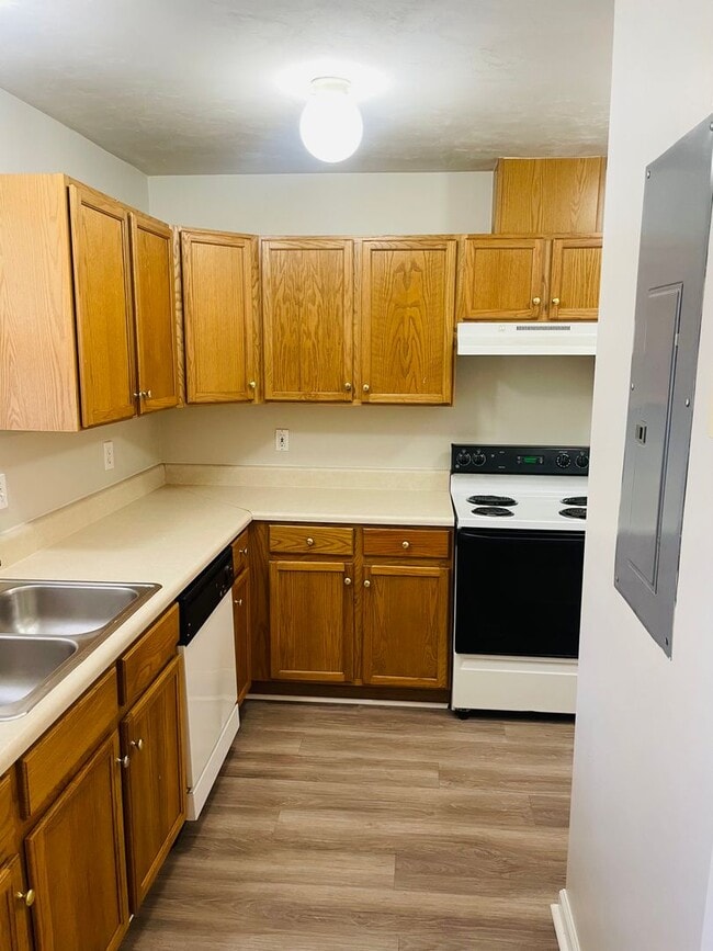 Building Photo - Townhouse off Hartsfield Road-$500 off first months rent!