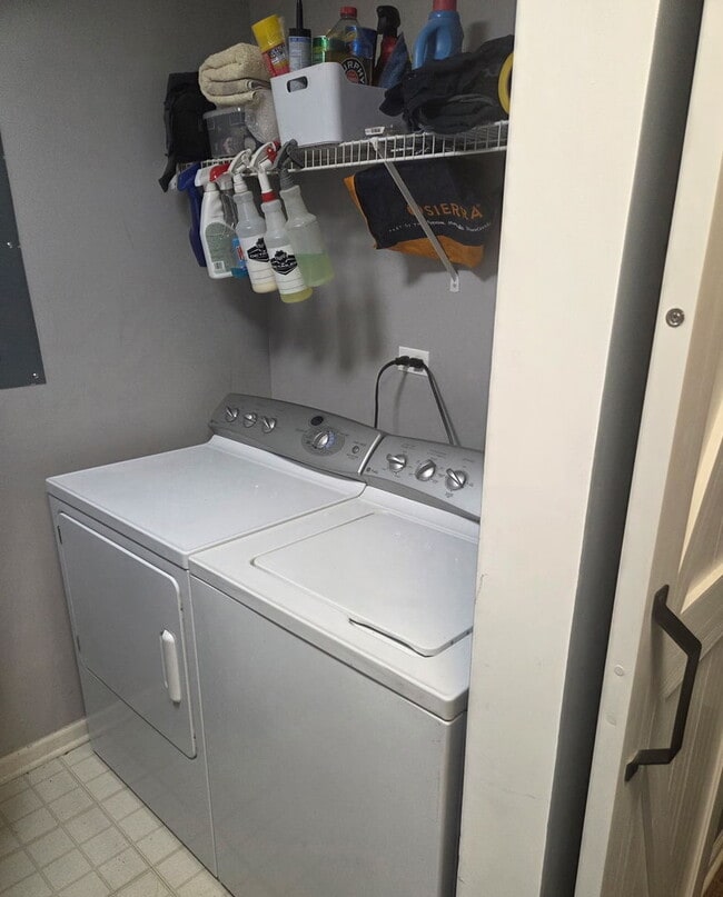 Building Photo - 1065 N Village Dr