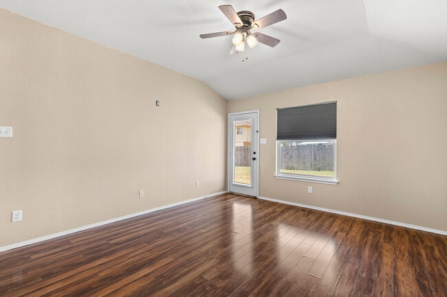 Building Photo - 6725 Mundo Dr