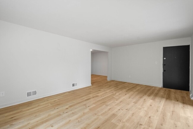 Building Photo - RENOVATED & READY FOR MOVE IN! 2-BEDROOM I...