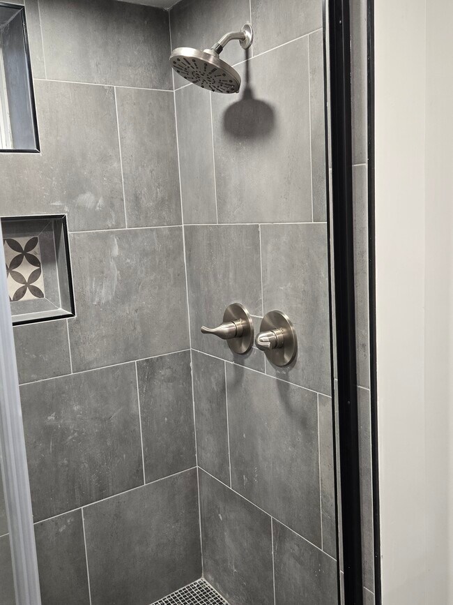 Building Photo - 929 Due W Ave N