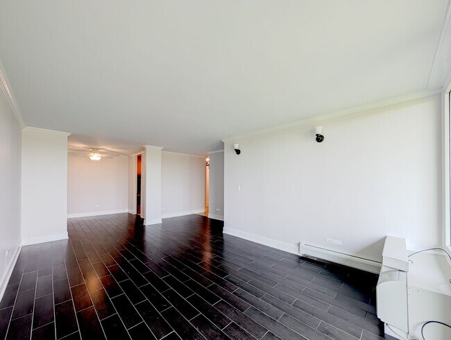 Building Photo - 1043 S York Rd