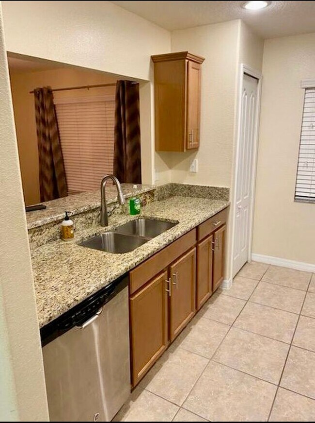 Building Photo - 3 Bedroom 2.5 Bath Treviso Townhome minute...