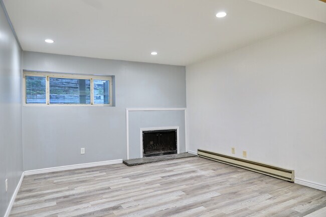 Building Photo - 9366 Fall River Rd