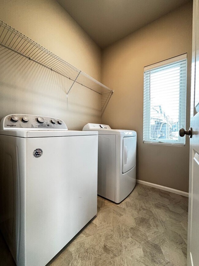 Building Photo - Wonderfully maintained Sunrise Townhome