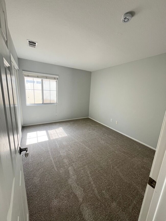 Building Photo - Beautiful 3 bedroom 2.5 bathroom home is M...