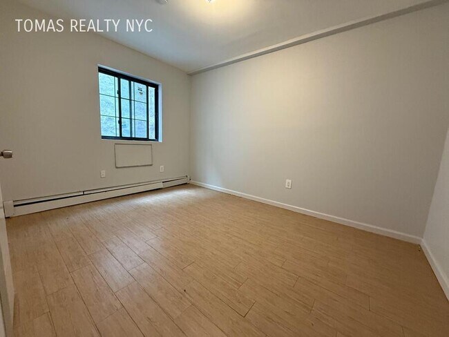 Building Photo - 727 E 181st St