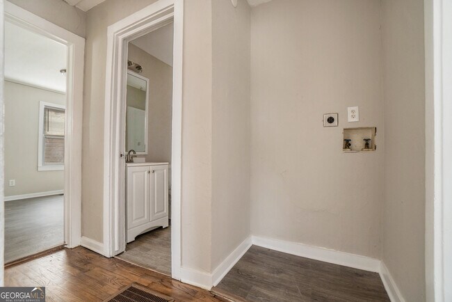 Building Photo - 973 Lawton St SW