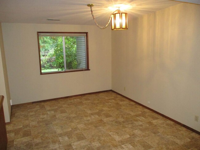 Building Photo - 2 bedroom 1 bathroom Apartment close to Do...