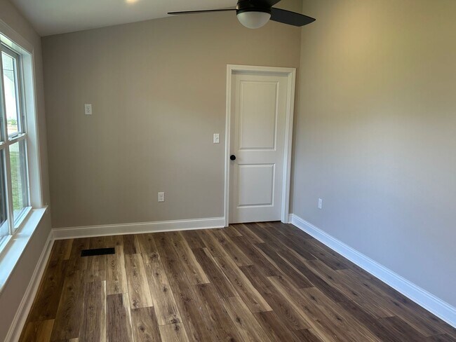 Building Photo - Fully Remodeled One Bed/One Bath Cottage