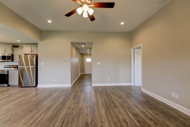 Building Photo - Sharp 3 bed 2 bath with Bonus room and nice fenced yard.