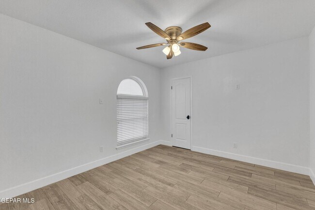 Building Photo - Come to check this beautiful house 4 bedrooms, possible 5th bed and 3 baths.